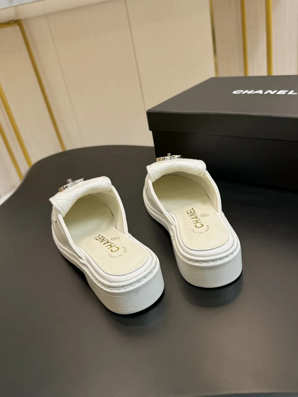 👟👟Ex-factory price 560👟👟 🔥🔥🔥Xiaoxiang official website synchronizes the high version of CHANEL 2025 Chanel top buckle exposed heel shoes, a must-have hot style for early spring, the goddess series, with the elegant and ladylike temperament of the fragrance family, super durable, irresistible, and exciting... ▪️The upper is imported sheepskin ▪️Inside imported sheep lining (same as the original) ▪️Original model opening, genuine leather outsole🇮🇹 ▪️Standard code 35- 41 42 Customized, non-returnable